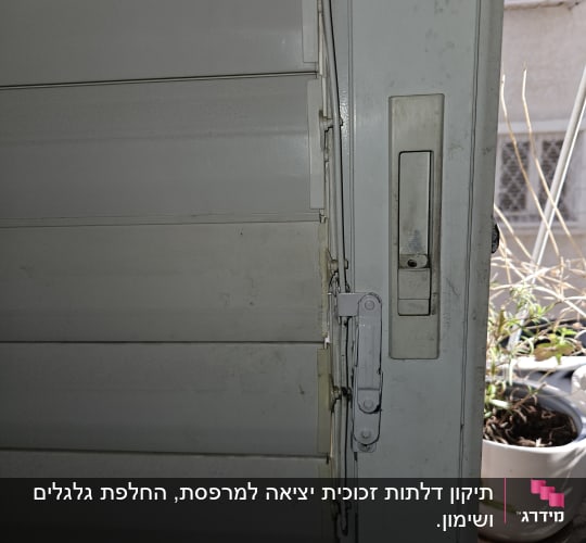 תריסים עם מנגנון פתיחה וסגירה ליד חלון
